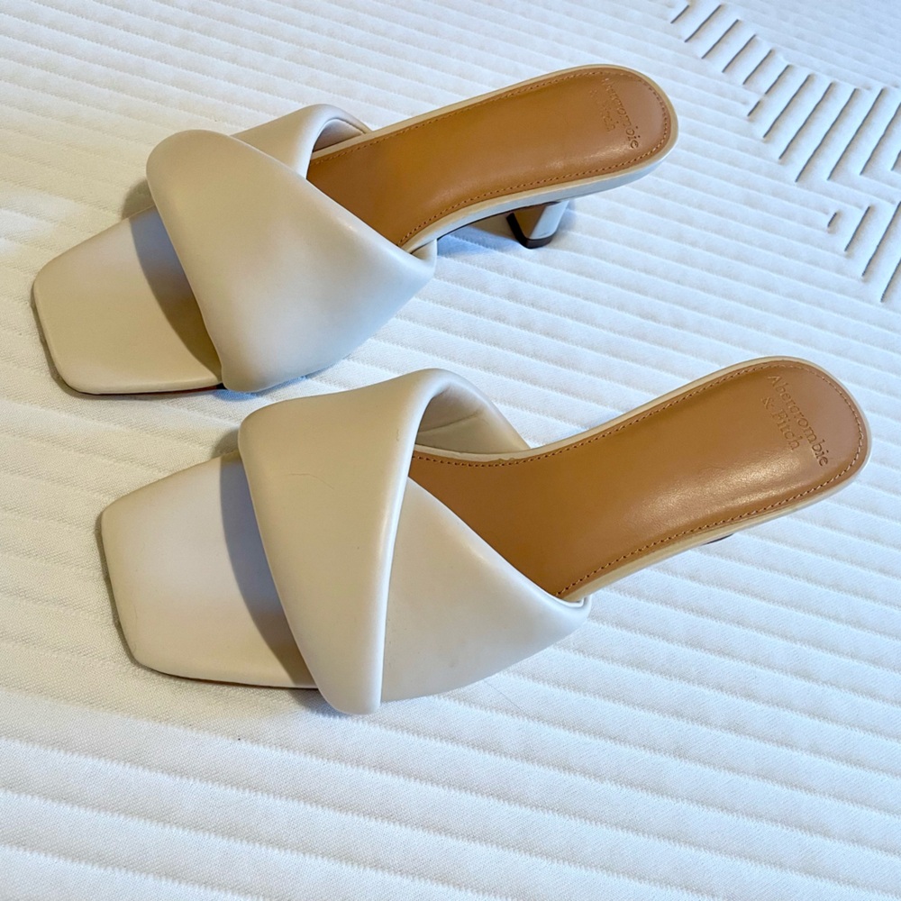 NWOT Abercrombie & Fitch Puffy Twist Heels, Size 8, White, Never Worn